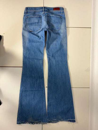 Ljusblå lågmidjade jeans