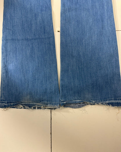 Ljusblå lågmidjade jeans